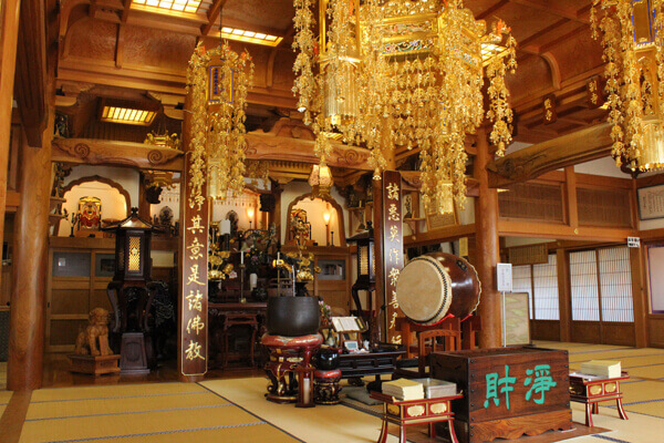本堂内