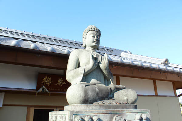 梅香霊殿正面の石仏